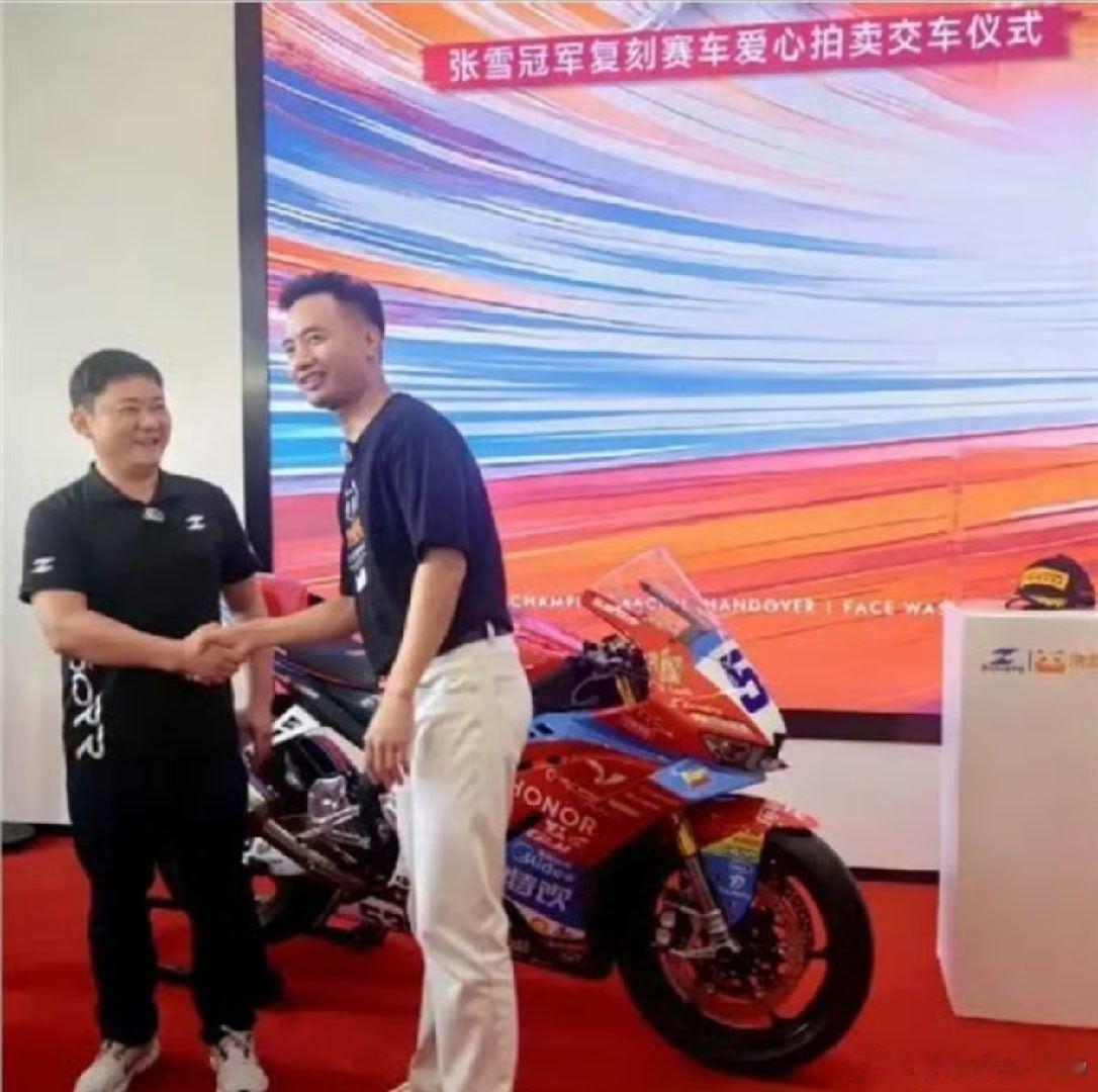 500万善款全捐！张雪冠军复刻赛车交接，公益初心点燃全场5月21日，张雪在广州正
