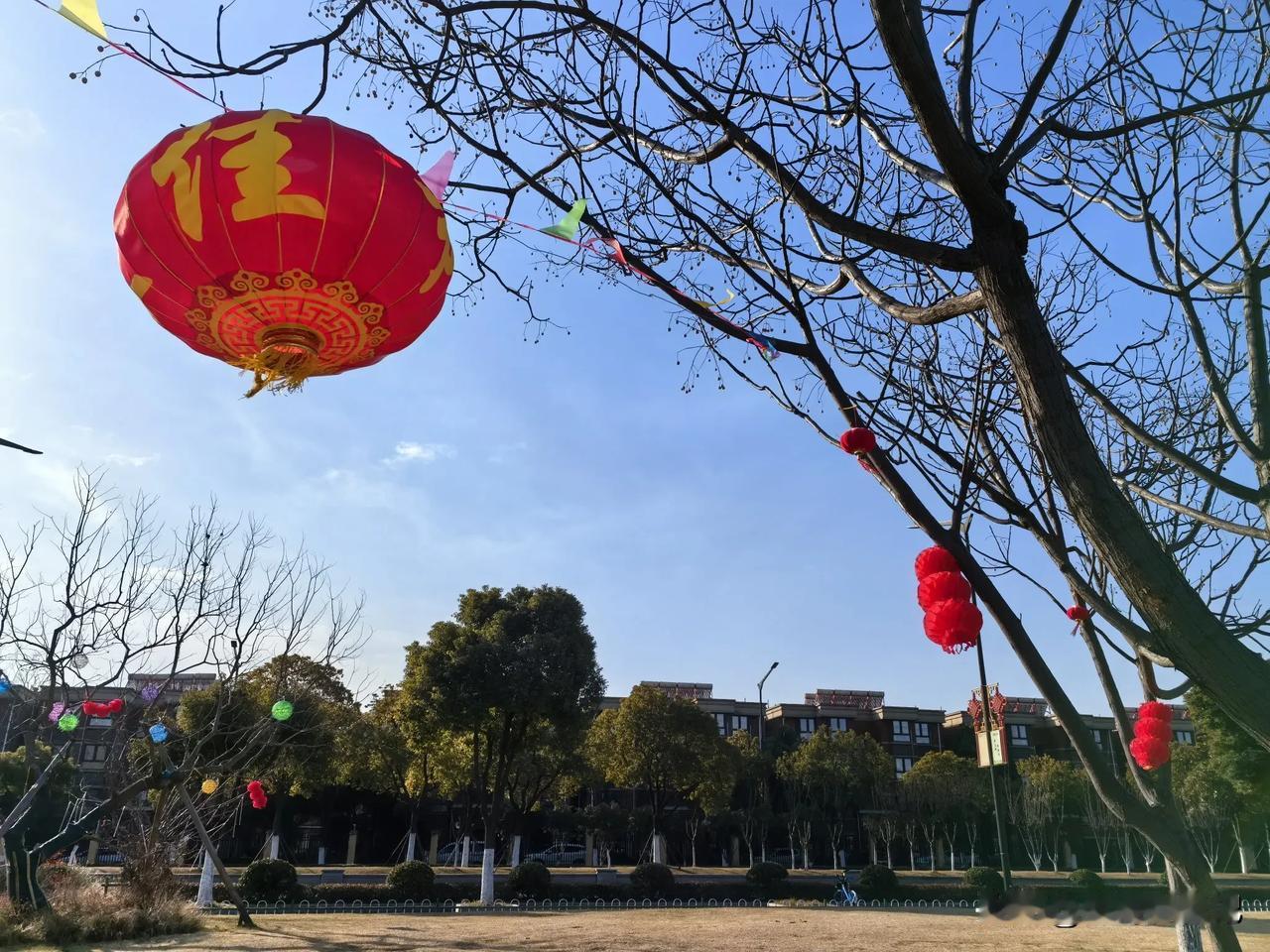 风光纪实摄影 南京江北新区龙王山下的风景确实很棒。
那里满目青翠，海拔虽不超20