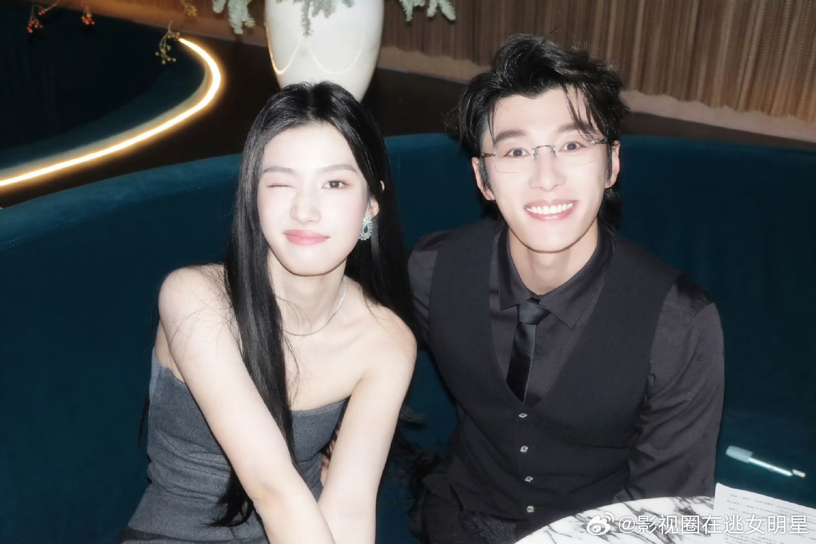 卢昱晓给羞兔装扮上眼镜卢昱晓给羞兔装扮上眼镜 