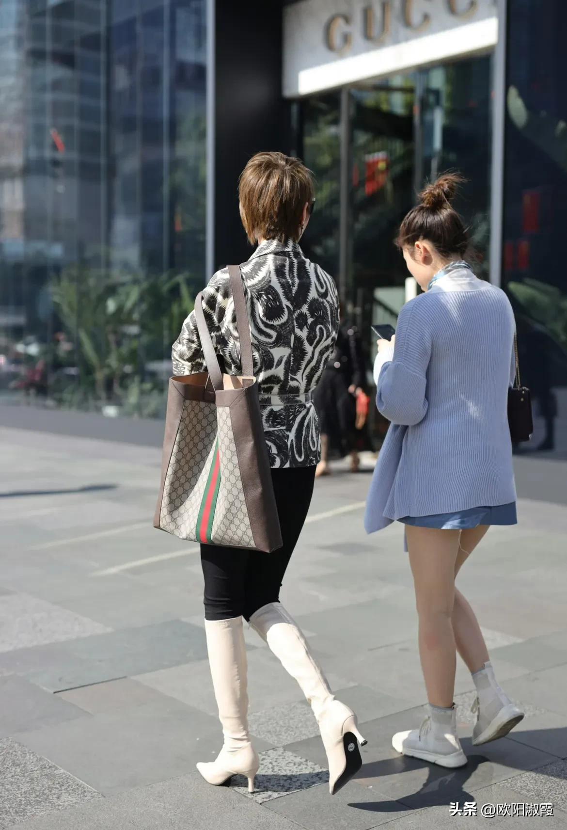 精干的短发，时尚的穿搭，长靴好评[比心]
穿裙子的多少有点不尊重这个季节。