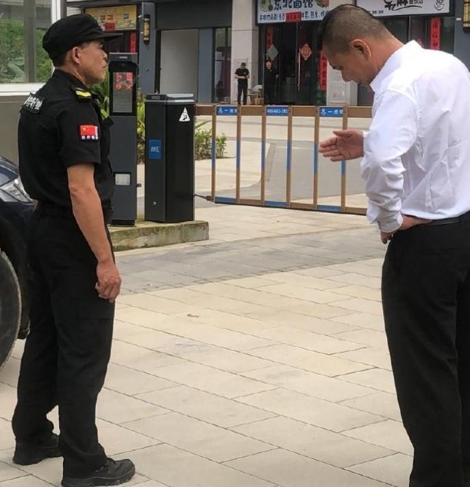 早上一位业主怒气冲冲的到大门口找保安，看到保安就大声吼道：“保安，我车棚里面的自
