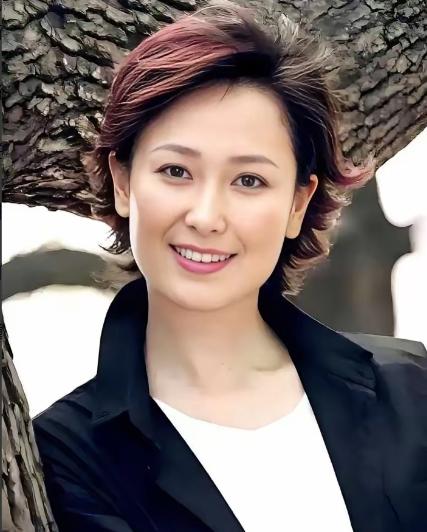 1994年，左翎抱着飞天奖奖杯跨进家门，王建成瞥了一眼，突然把碗筷往桌上一摔：“