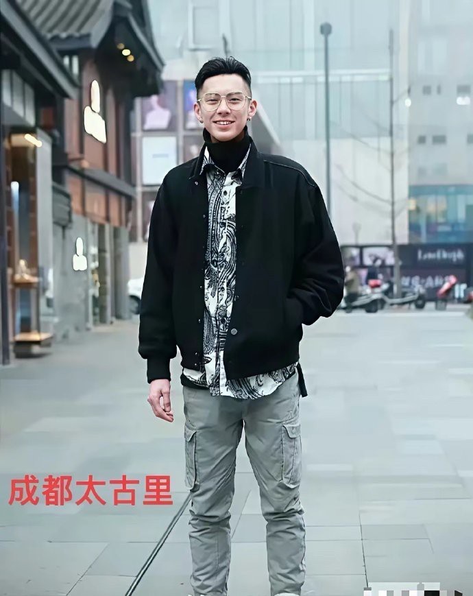 在成都太古里被街拍的王鹤棣，那时的他还在给家里的烧烤店帮厨，现在已经是一线明星了
