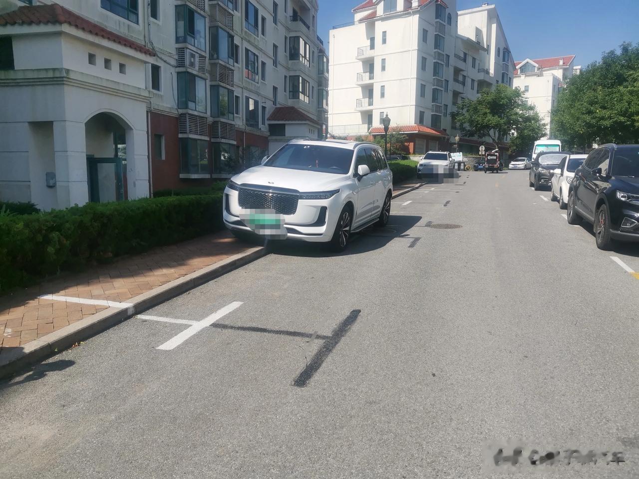这年头，还敢不入汽车商业险！
今天出来看个事故，十代雅阁正常行驶，理想one突然