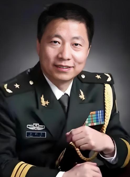 杨利伟退休待遇揭秘：没有巨额奖金，只有“终身金钟罩”。2003年10月15日，杨
