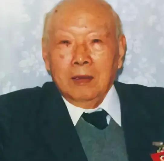1967年春季，梁兴初升任解放军成都军区司令员。当时他的老首长、四野战友邓华也在
