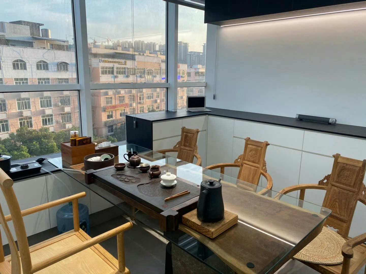 你们是不是对整洁有曲解？你看我自己办公的地方我都收拾的整整齐齐的，这样会舒服很多