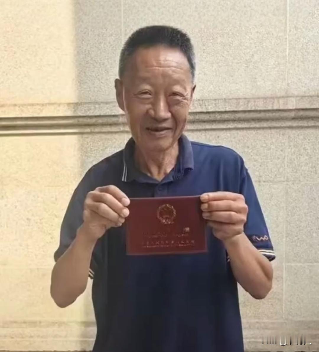李国友拿到了新的户口簿，脸上满是喜悦。

当年受老板娘一句口头托付，他在东北深山