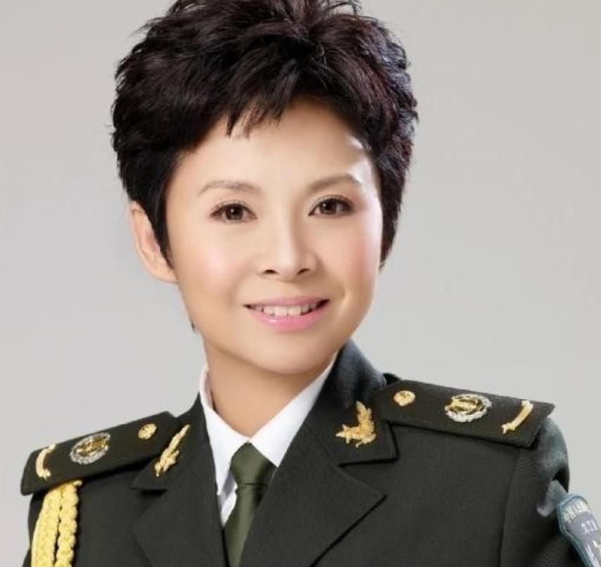 1980年，一个男人把董文华约到一个无人的地方，对她表白心意，没想到，董文华却沉