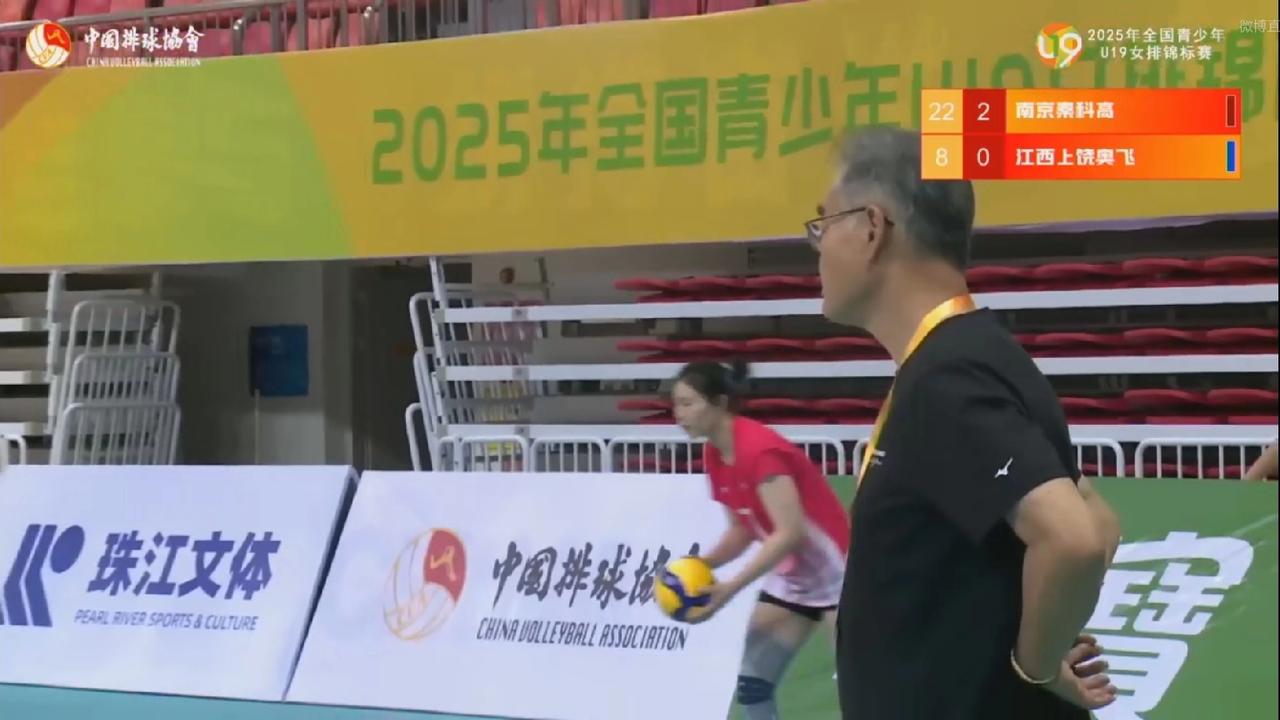 中国女排主力二传张籽萱回娘家和小孩“同桌吃饭”，对阵陈友泉带领的江西女排犹如打幼