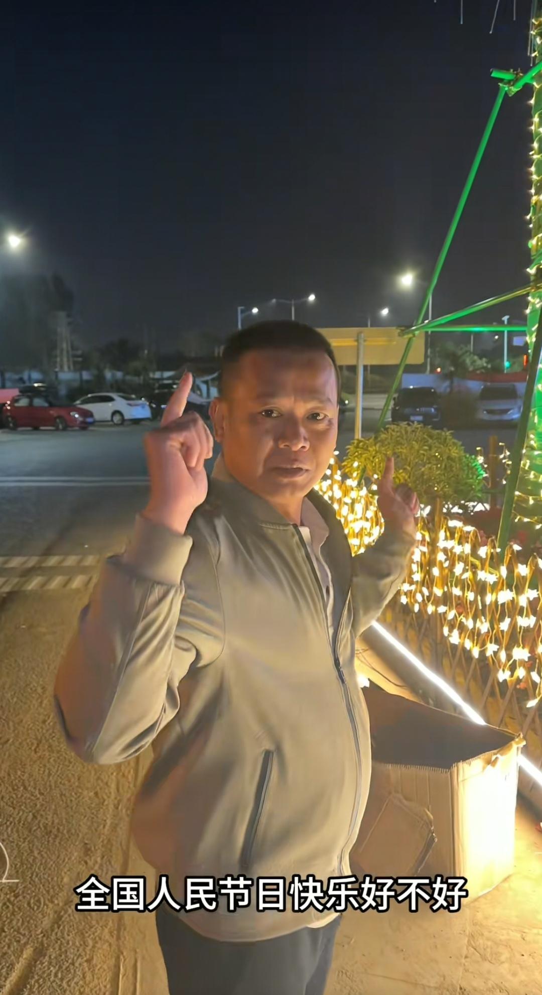 12月31日，全红婵父亲在广东迈合村又做了一件浪漫的事，把水果店门口的那颗凤凰树