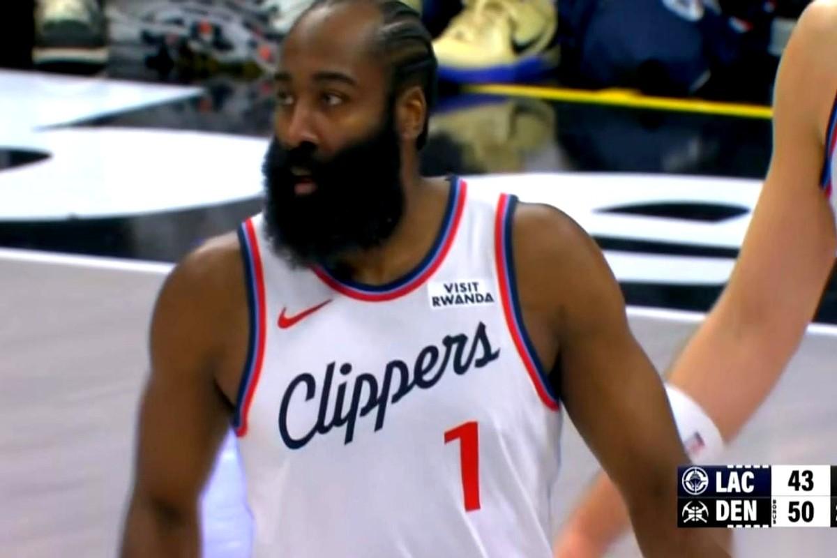 说真的，那一刻我感觉哈登的眼神，就差直接指着祖巴茨鼻子骂了。
但凡中锋能硬一点，