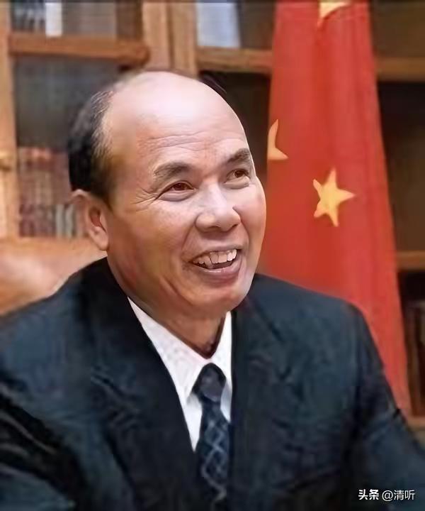 陈辉光，男，1938年11月生，广西玉林人。1961年毕业于江西煤矿学院采矿系｡