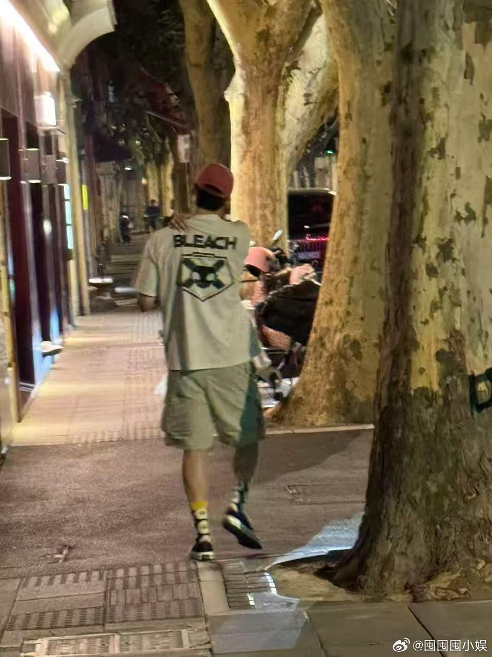 黄景瑜一个人散步网友偶遇黄景瑜独自一个人出门散步，也只有半夜才敢不戴口罩出门了。