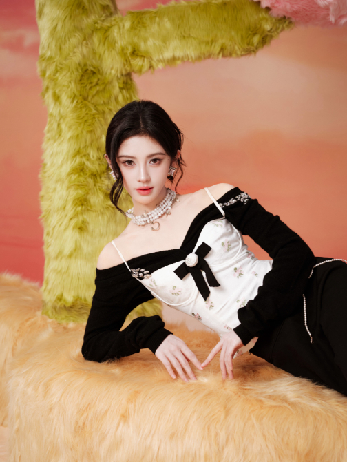 鞠婧祎一整个温婉住了wok谁懂鞠婧祎连续两天的颜值暴击，老吃家都要吃撑了！小鞠今