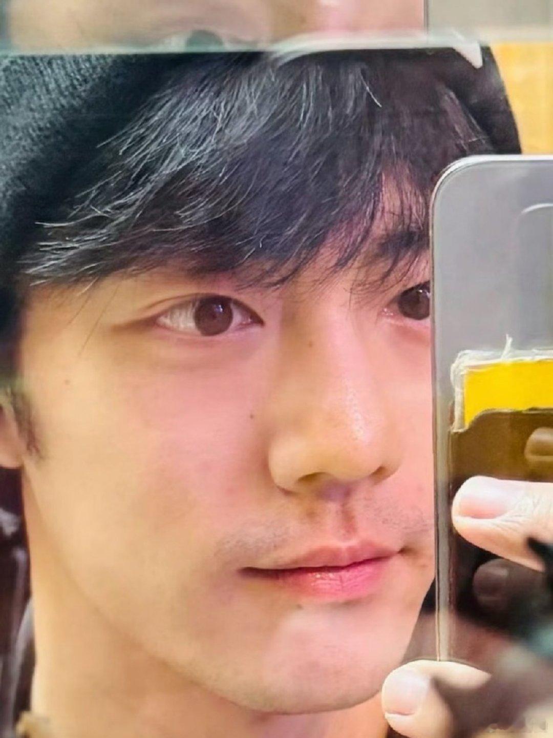 肖战素颜的状态我对肖战有滤镜，陌生人看到他的脸能看到什么？性格、人品，能说说吗？