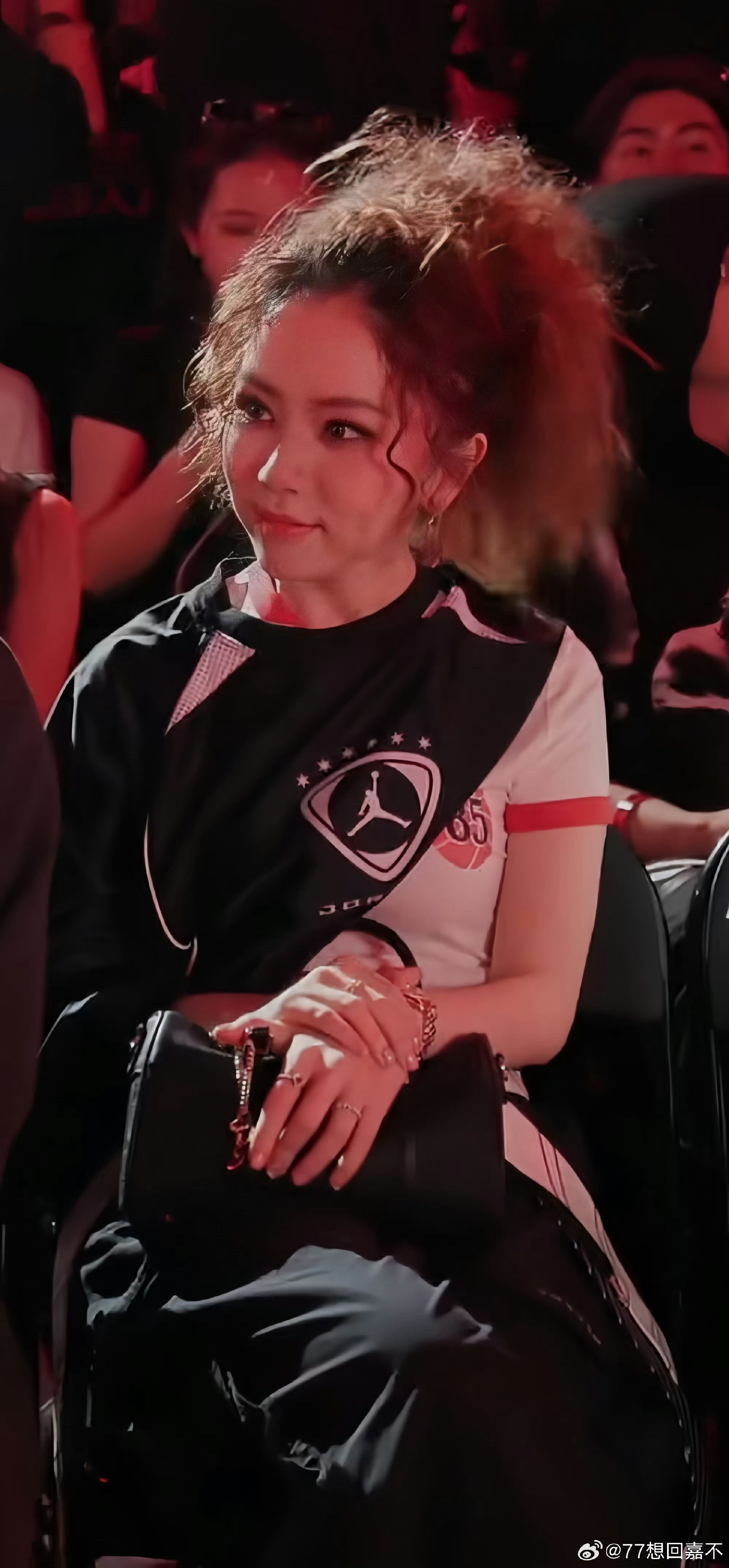 邓紫棋拉美卷辣妹 发型真的很改变气质，邓紫棋这个拉美卷，把洒脱自信的感觉全展现出