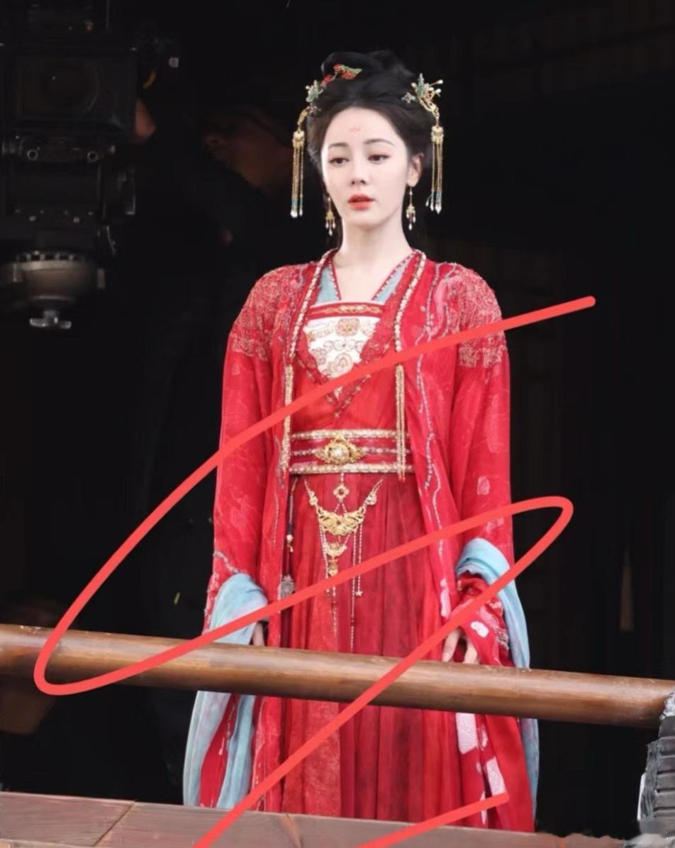 热巴红衣路透，慕胥辞主演是S➕，但是服化道是A。甚至连A都不如，因为A还会有创新