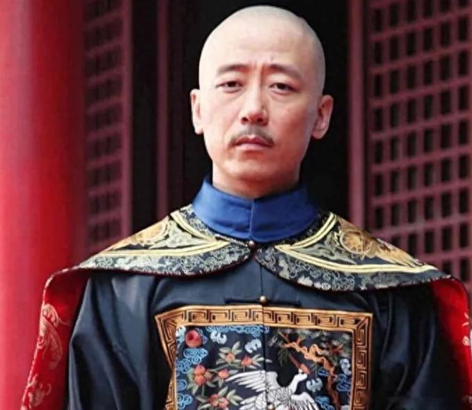 康熙年间，大臣尹泰在自家院子里邂逅了美丽的小丫鬟徐氏。一时冲动下，强行与她发生了