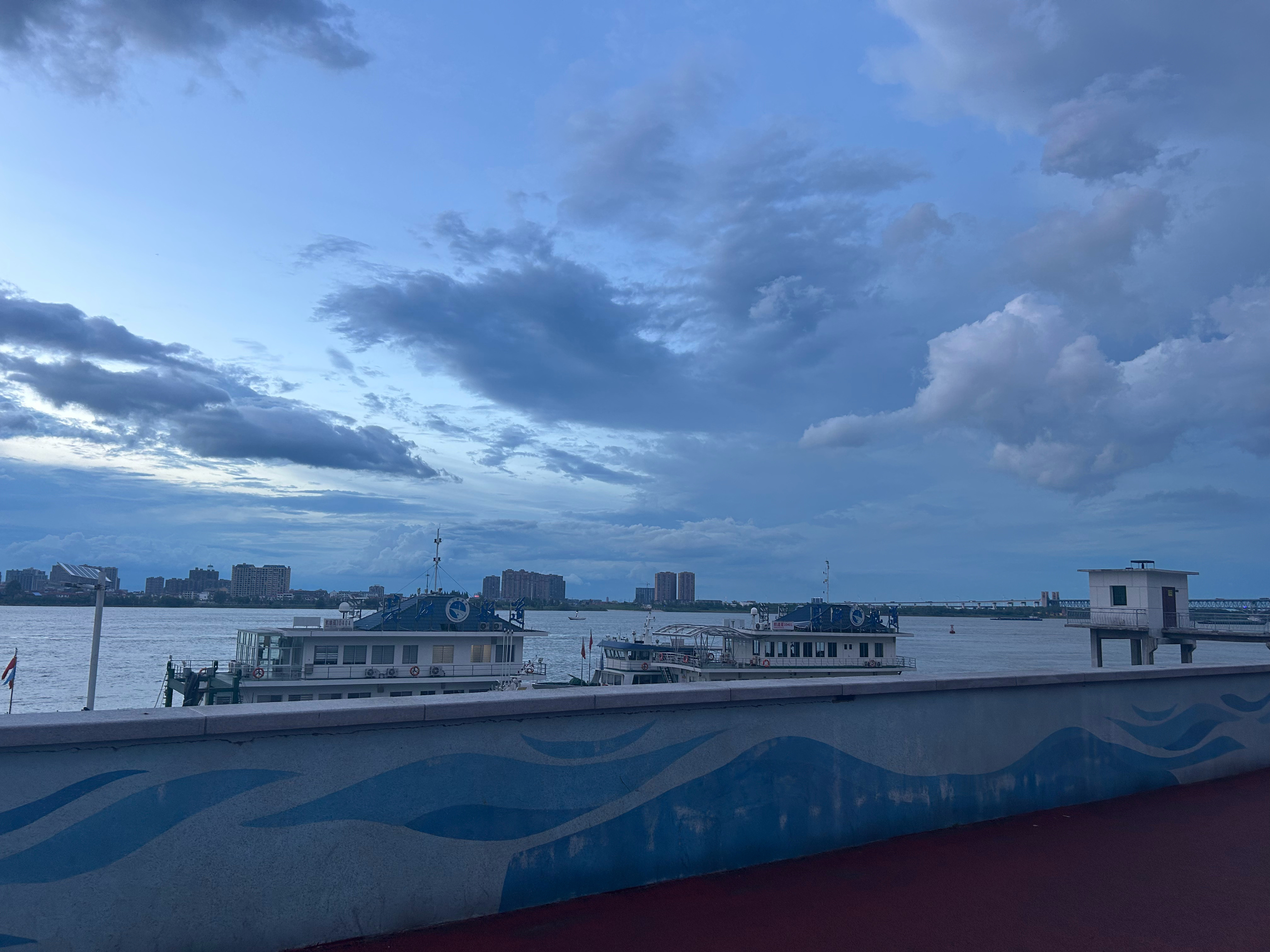 饭后散步🚶🏻长江边上的夜景 确实不错 