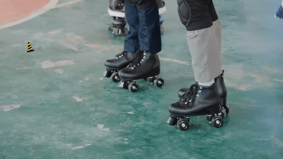 李乃文轮滑像春晚机器人李乃文五哈玩出了自己的进行曲哈哈哈哈哈李乃文刚穿上轮滑鞋时