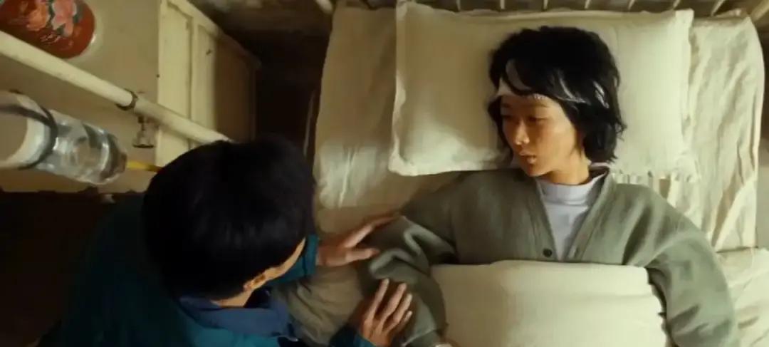 他没死在狼嘴里。
背着他，在没过膝盖的沼泽里，跋涉了整整12个小时。
狼在后面幽