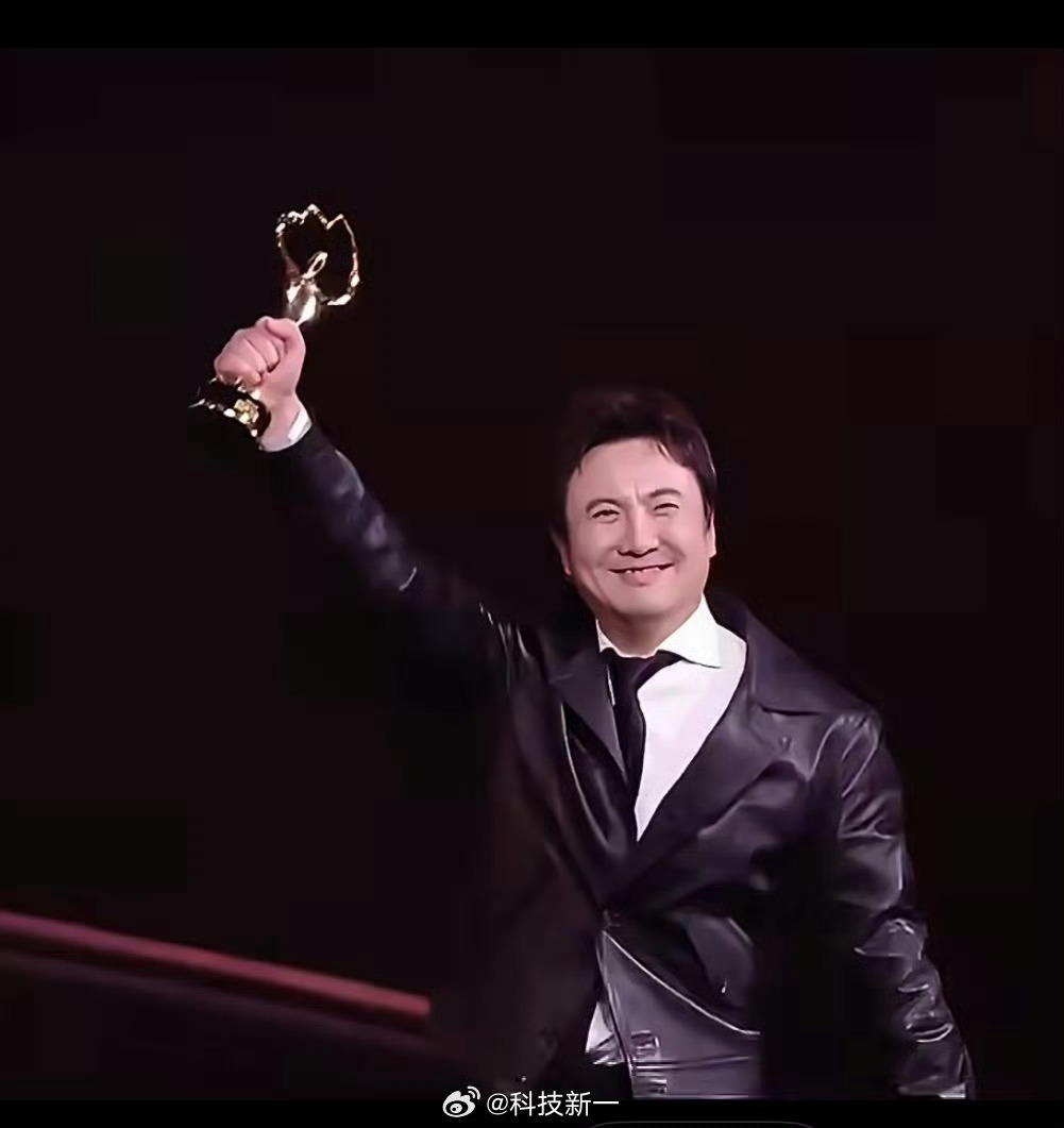 沈腾最大的奖 微博King沈腾这么多年，演了那么多电影，票房400多亿，只有微博