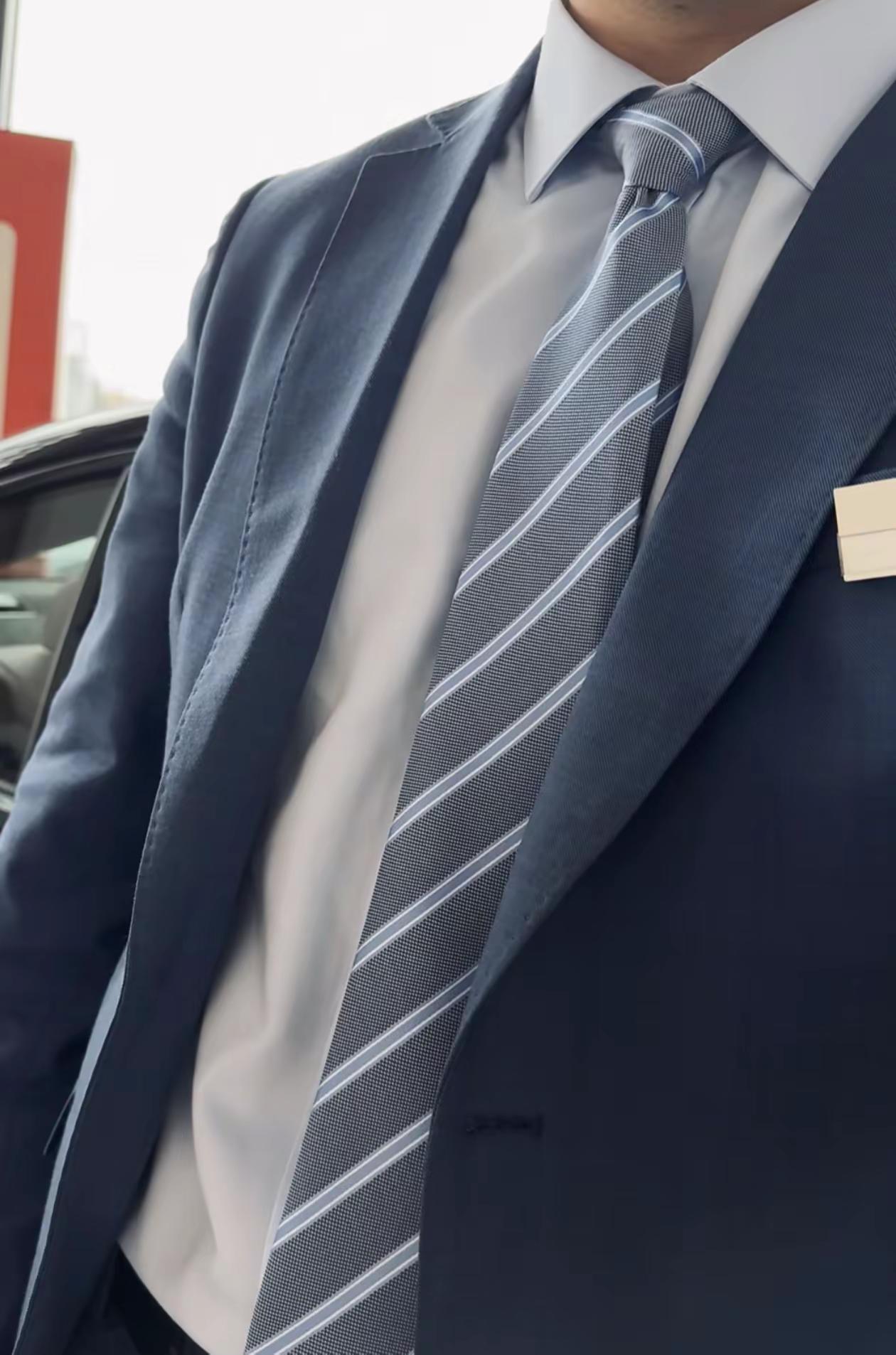 好久没有戴过工牌了。西装