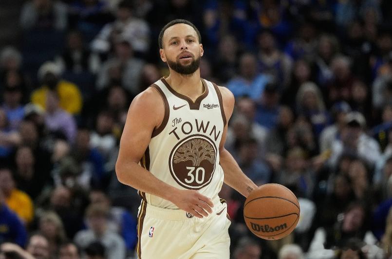 勇士主帅科尔接受记者采访时谈到了库里的恢复情况。科尔表示，库里全程参与了勇士的训