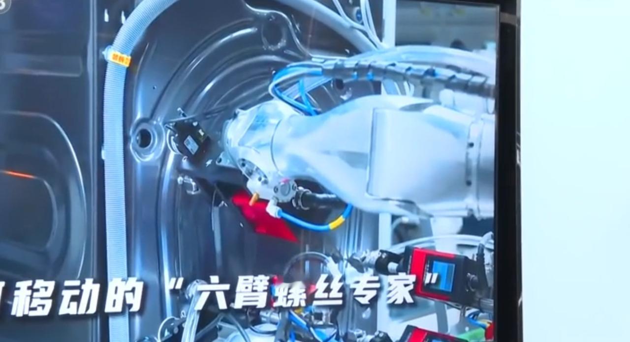 智能制造与城市发展同频共振，勾勒出高质量发展的崭新图景。智能车间里机械臂精准联动