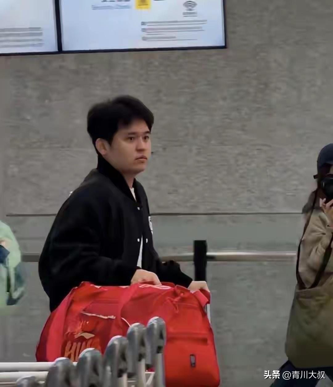 我去！林诗栋因为肩袖撕裂伤退出了世界杯，却参加了太原挑战赛，还是参加男双的比赛！