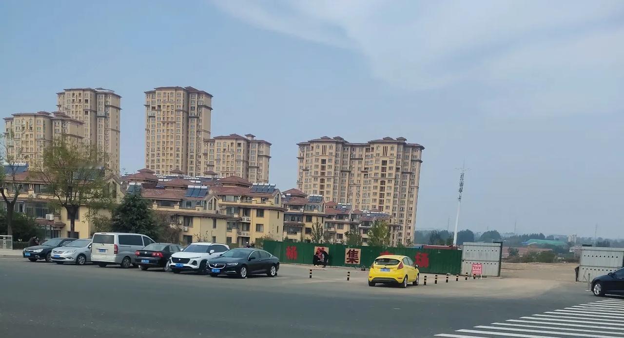 即墨区每逢农历二、七的杨头大集马上就要搬迁到盟旺路天一仁和郡东边了，今天大集入口