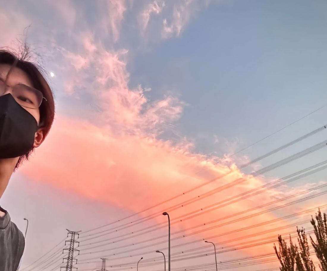 在生活里找易烊千玺的影子 从千玺的照片里，我学到了一种珍贵的生活态度：在快节奏的