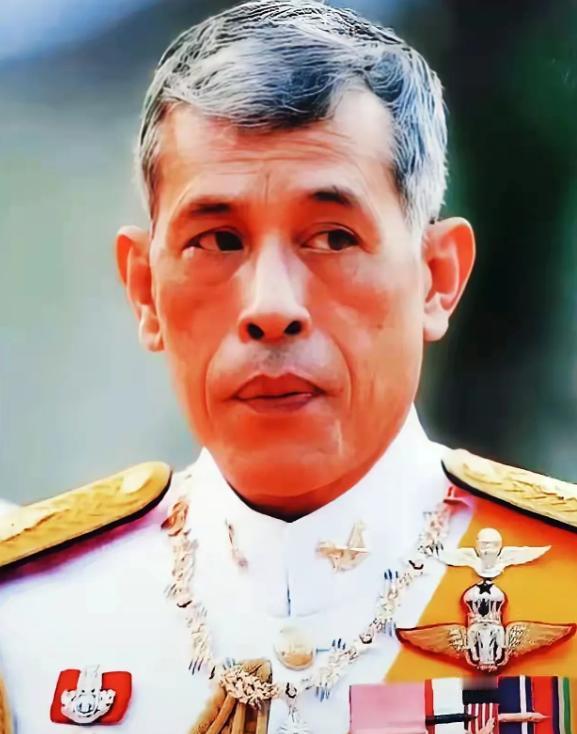 泰王不保佩通坦他会后悔的，听任反对派那些人乱搞，这国王当的太不合格了，泰国没有佩