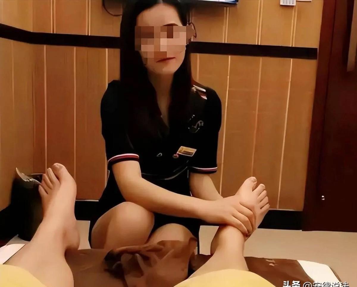 湖北，男子酒后到一足疗店按摩，期间，多次拍打女技师的大腿内侧。
女技师想着男子喝