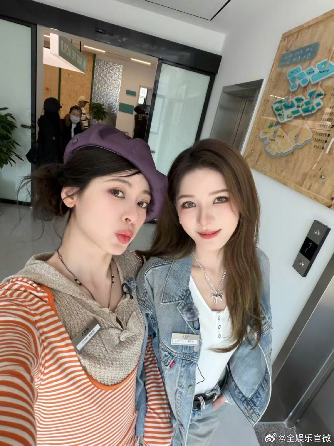 张予曦赵昭仪好明媚伦敦合伙人 昭曦相处氛围感封神！张予曦赵昭仪身着魔法袍，明媚自