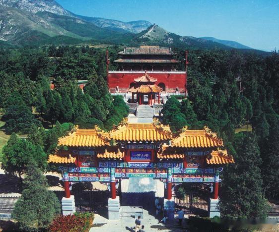 【中岳庙】中岳庙背倚黄盖峰，面对玉岸山，群山环抱，布局谨严，规模宏伟，红墙黄瓦，