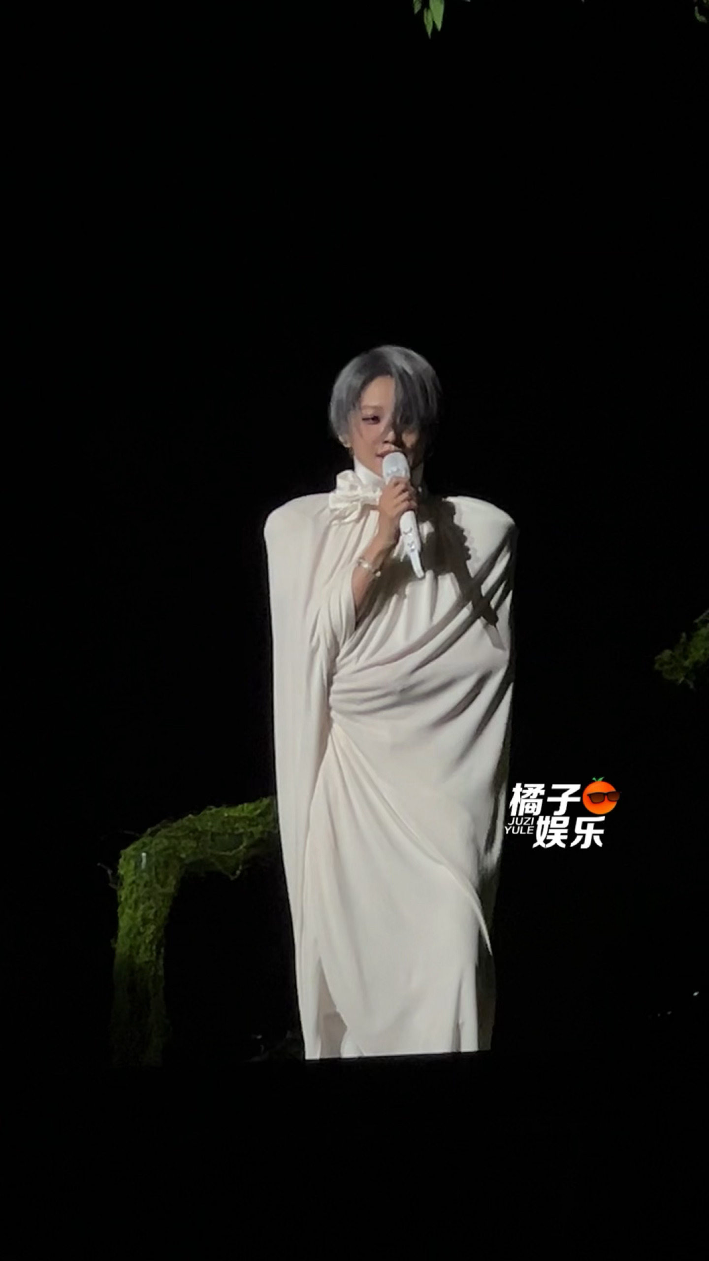 啊啊啊啊啊啊是在调戏吧！！！！！刘雨昕一不小心露腰了立马害羞捂住哈哈哈哈哈哈哈台