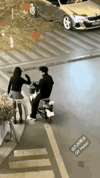 小伙子，你终究不是她的菜！你的小电驴留不住她的爱情就随她而去吧！现成的宝马才是她