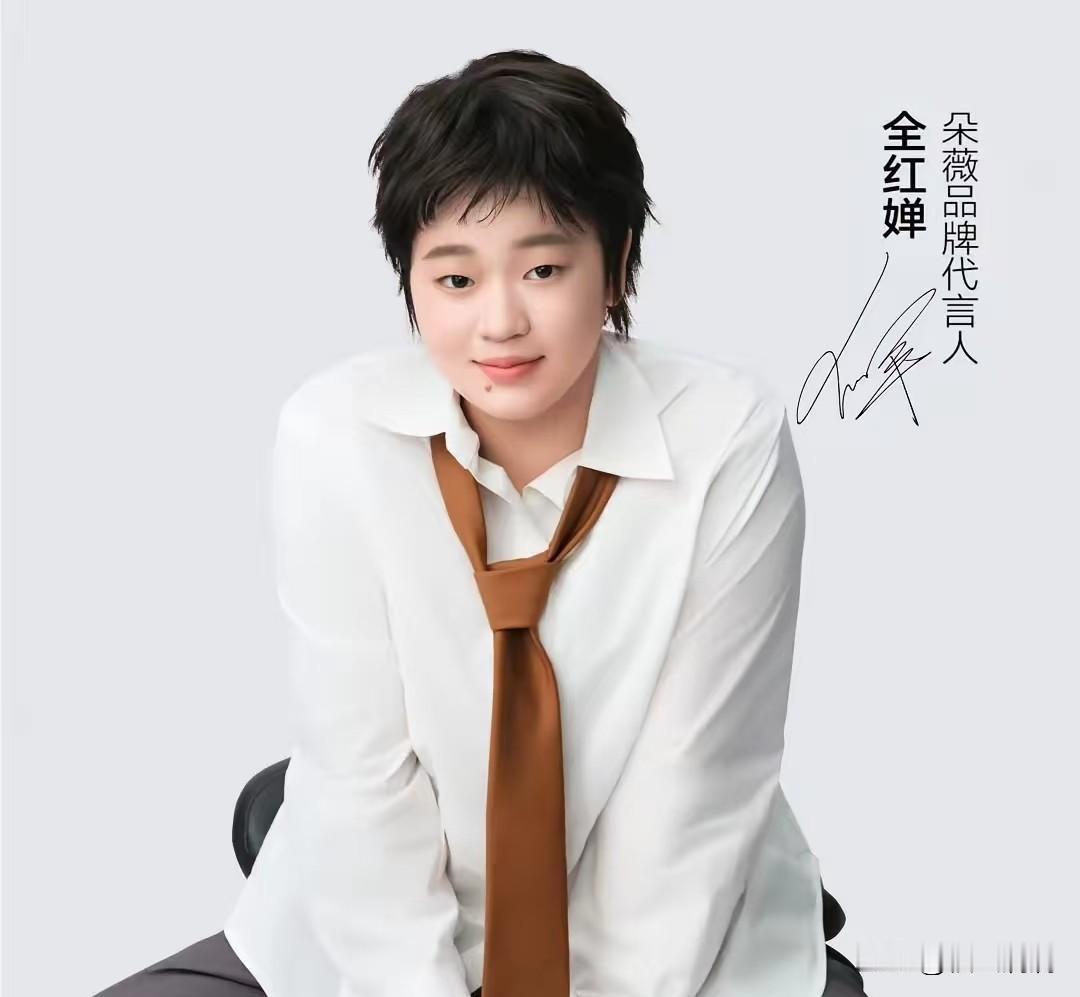 运动员跨界代言翻车的不少，
要么造型用力过猛，
要么跟品牌调性八竿子打不着，看着
