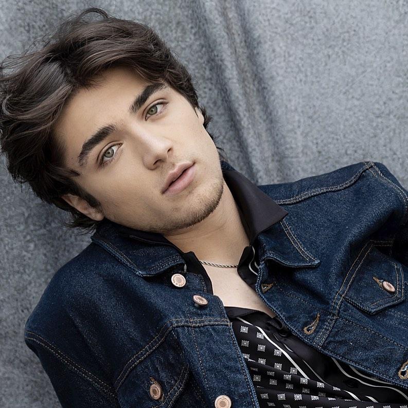 曾出演过 DC 热门电影《雷霆沙赞！》的沙赞男孩“阿佘”Asher Angel（