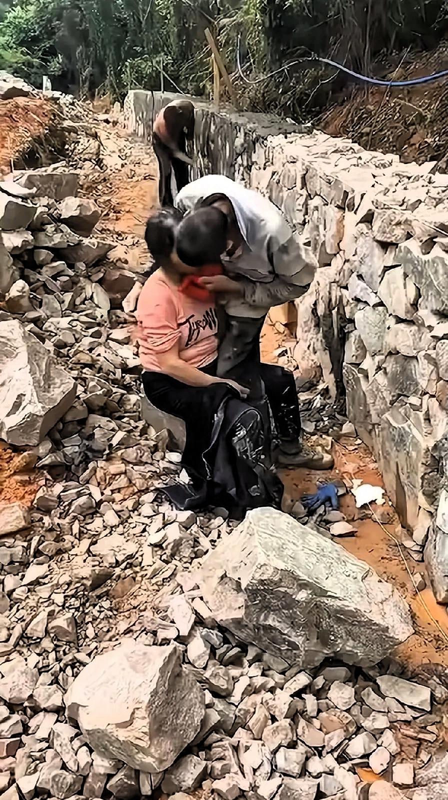 只有自己的老婆自己心疼了，一对老夫妻在工地帮老板砌水渠，因为是小段承包的，工资结