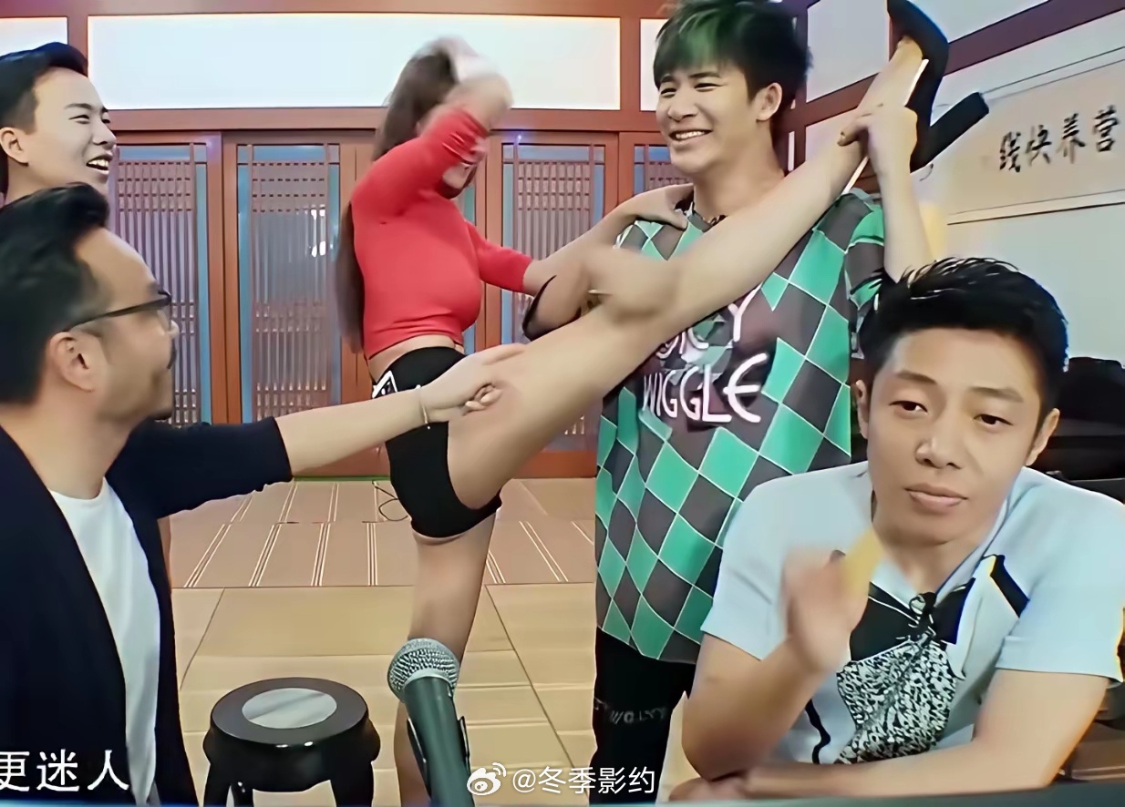 以前的综艺也太敢玩了吧！这画面放现在得剪得只剩个背影。王芯芯刚跳完热舞，一条长腿