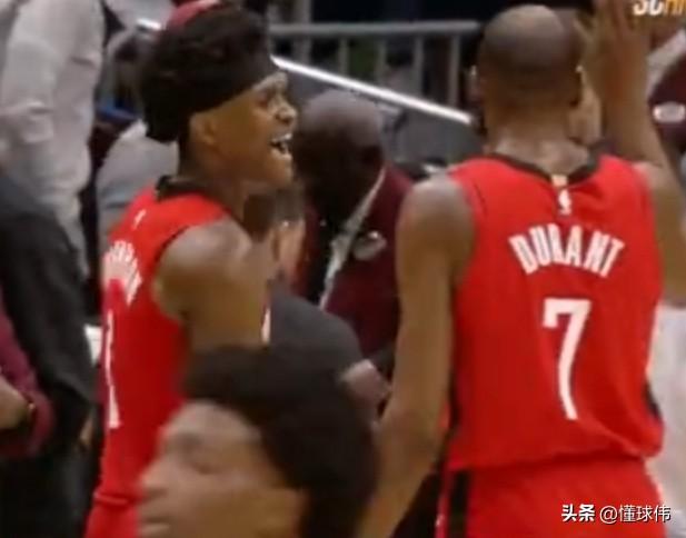 小老弟的绝对认可！阿门谈老大哥杜兰特：

“他依旧在完成隔扣。”

“这就是他的