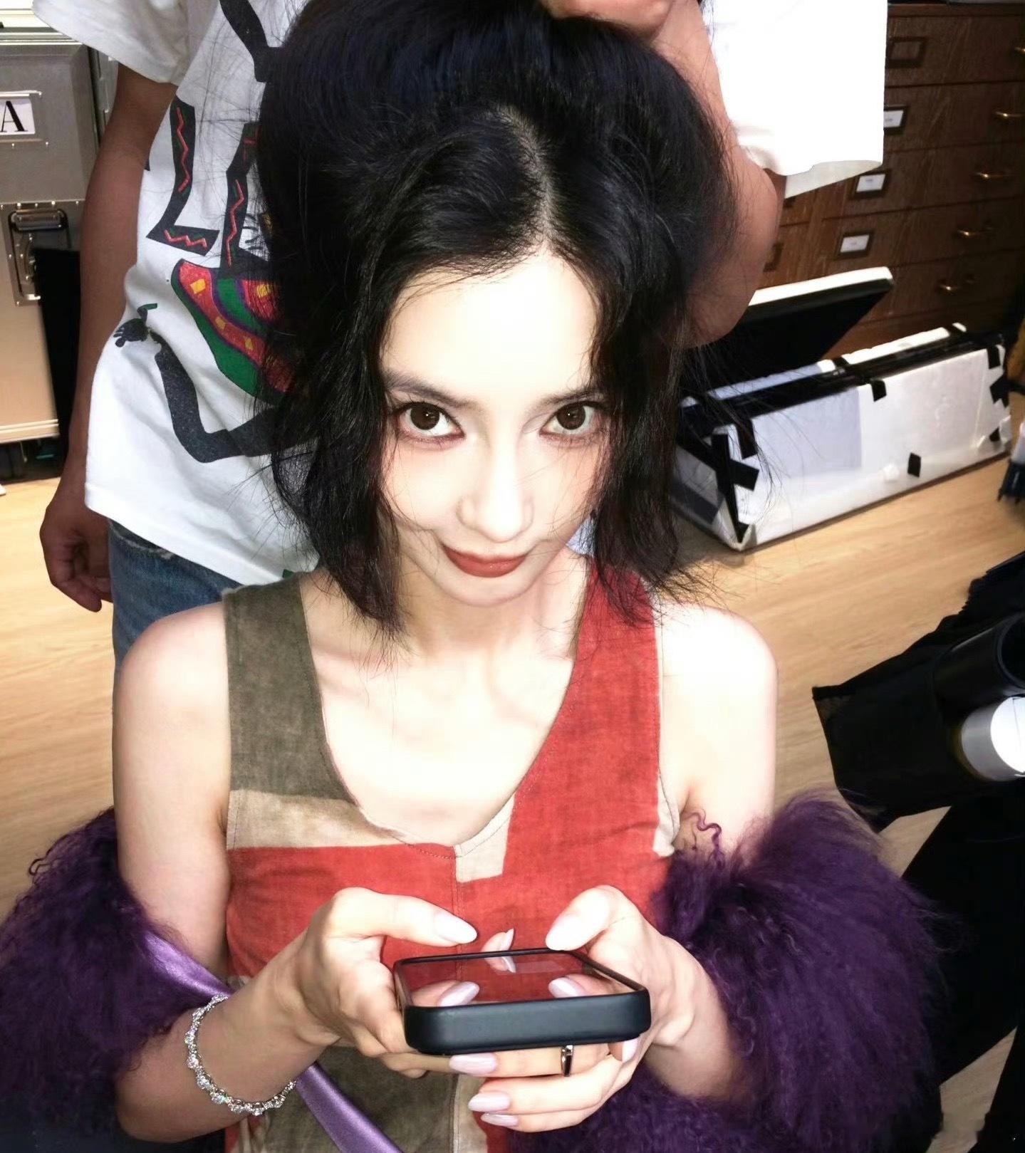 温俊拍的angelababy这组由温俊掌镜、Angelababy出镜的《VOGU