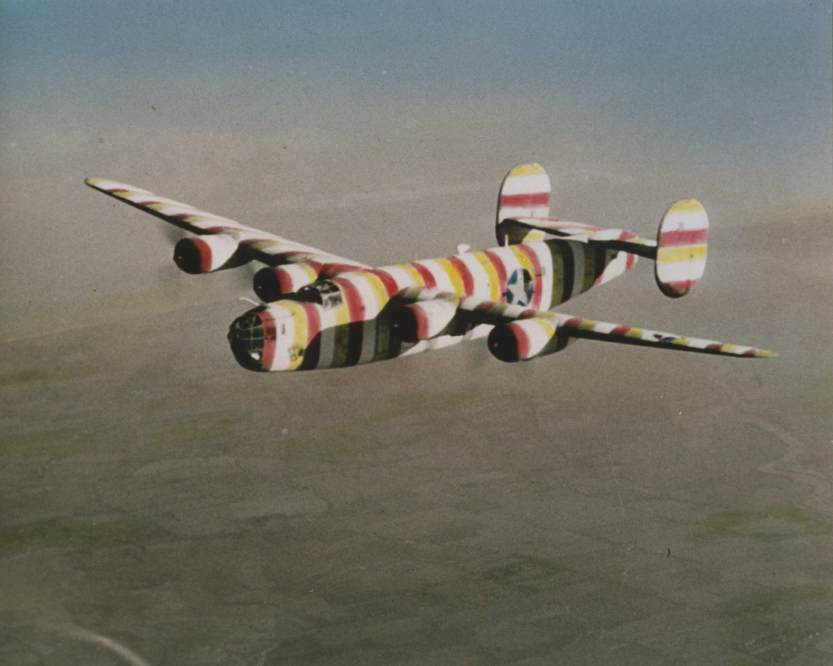 英国哈德威克上空毛毛虫涂装B-24D ​​​