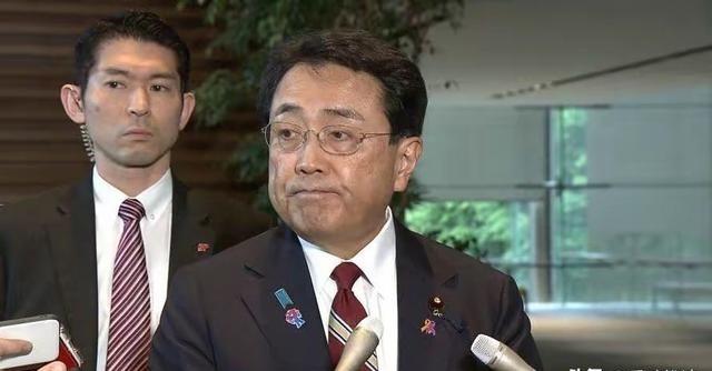 人怎么能够这么的无耻？日本经济产业大臣赤泽亮正，当着全球媒体的面，在中国的土地上