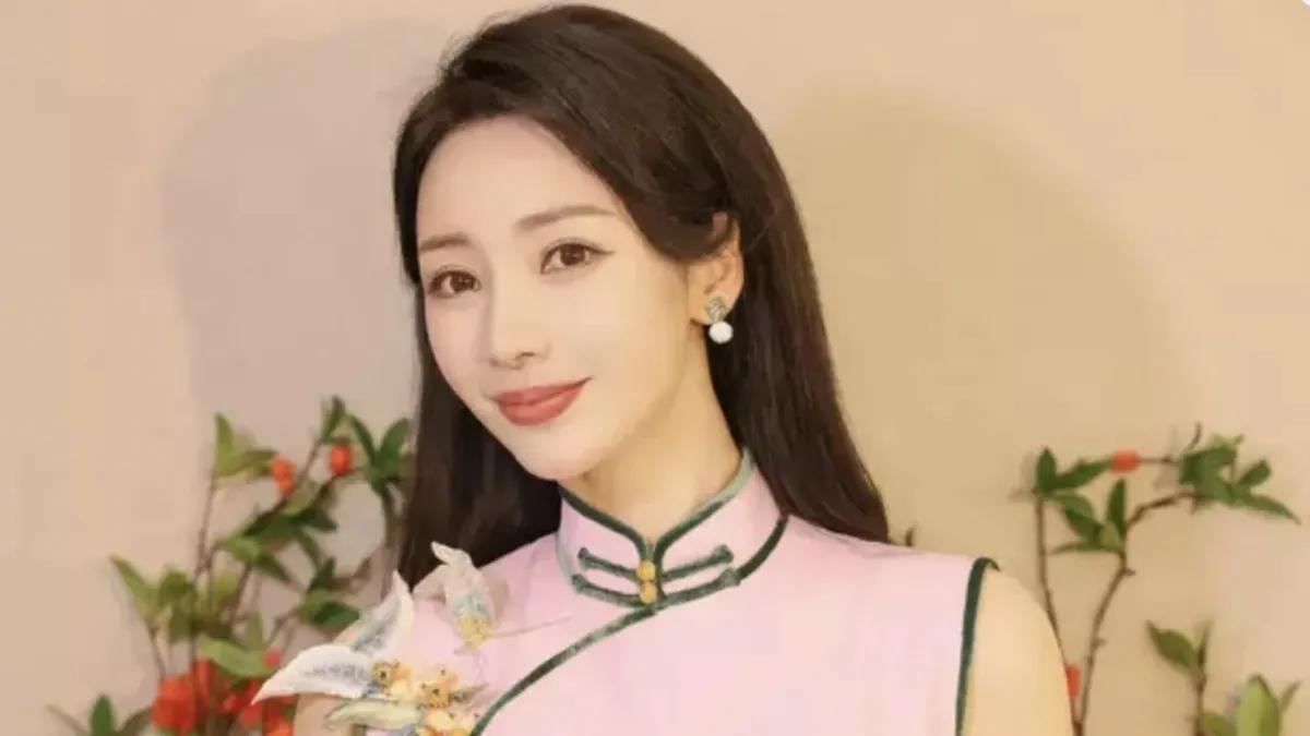柳岩身着一袭粉色旗袍，尽显古典韵味与优雅气质，仿佛从旧时光中走出的佳人，令人眼前