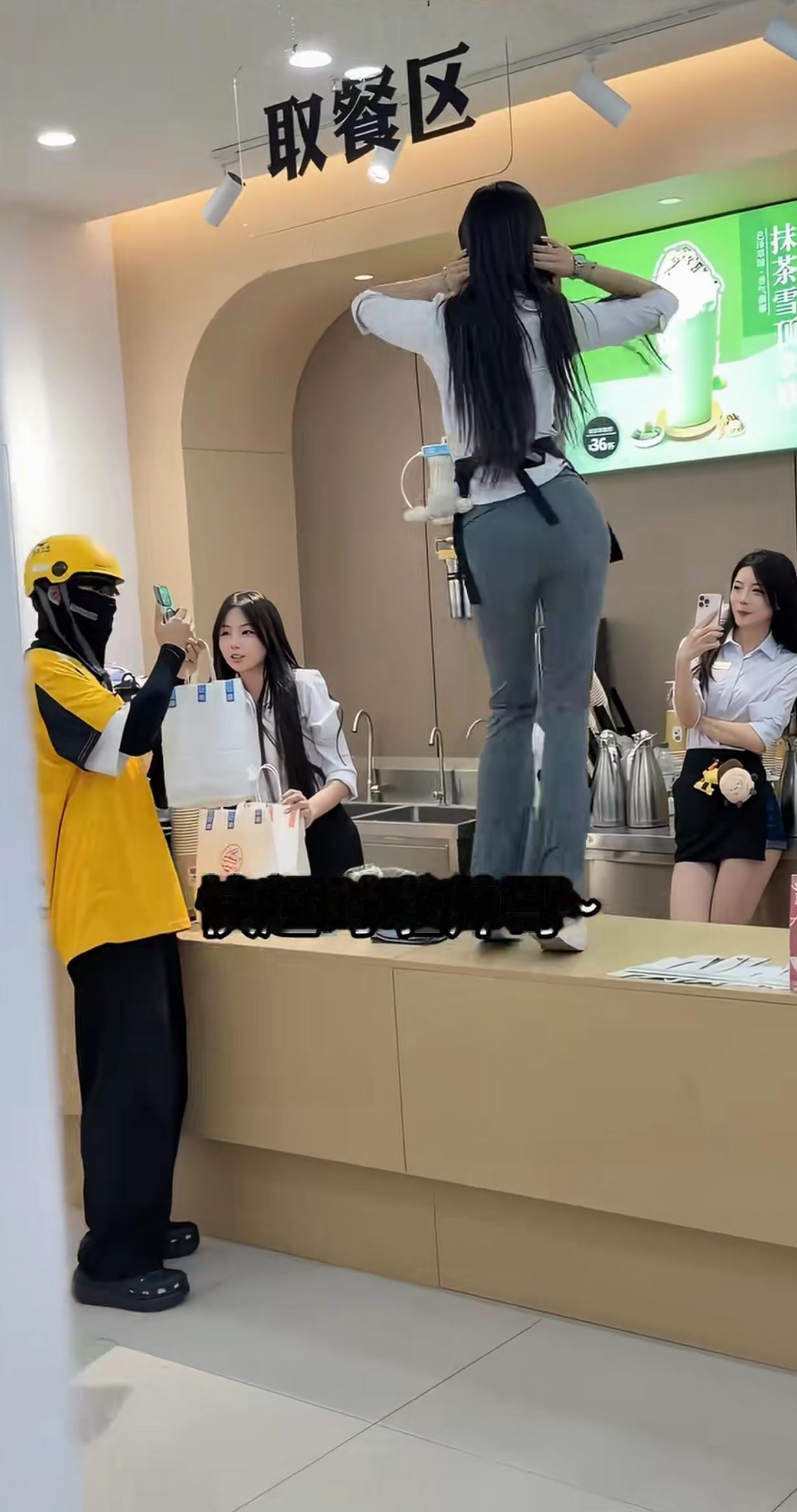 外卖小哥这次超时罚款交得不冤！[捂脸]