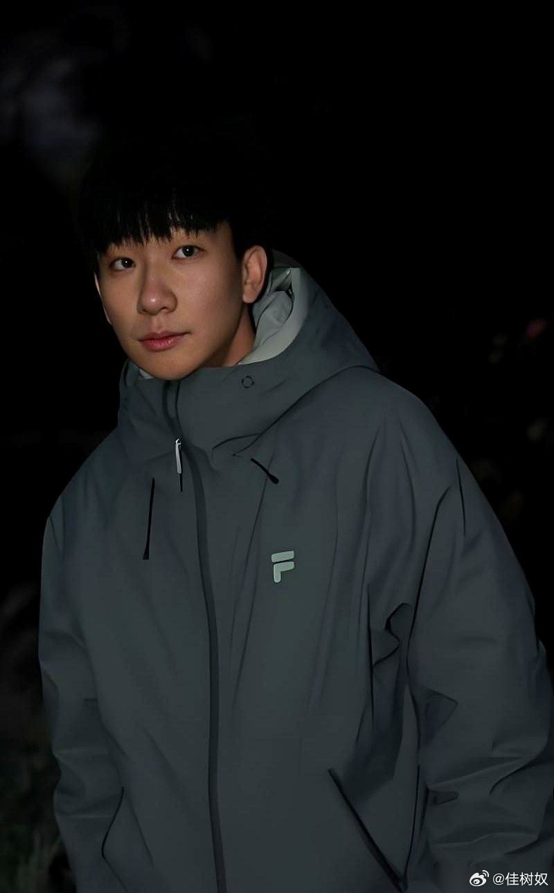 我曾一度误以为黄轩又悄悄接了部古装剧。 确实，在观看《太平年》时，我不禁吃了一惊